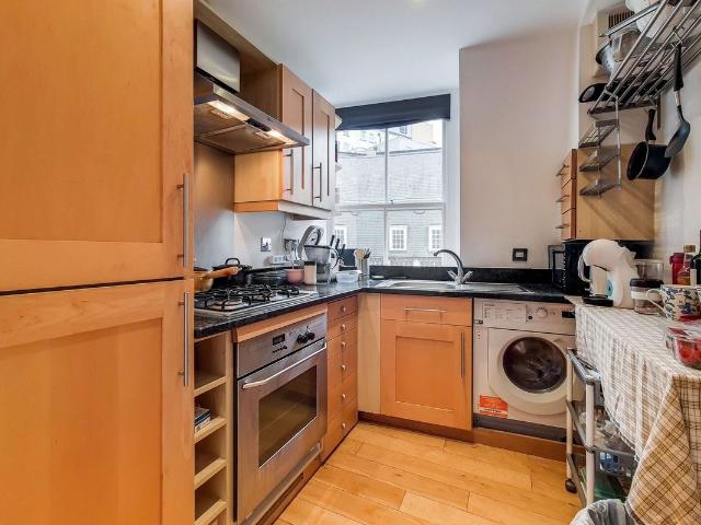 Whitehall, St James's, London SW1A, 2 bed flat to rent, £3,500 pcm | PrimeLocation