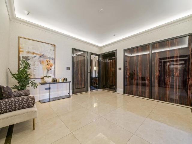 Whitehall Place, London SW1A 2 bed apartment to rent £30,333 pcm £7,000 pw