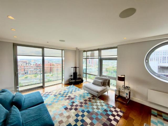 Whitehall Quay, Leeds City Centre. 2 bed apartment to rent £1,850 pcm £427 pw