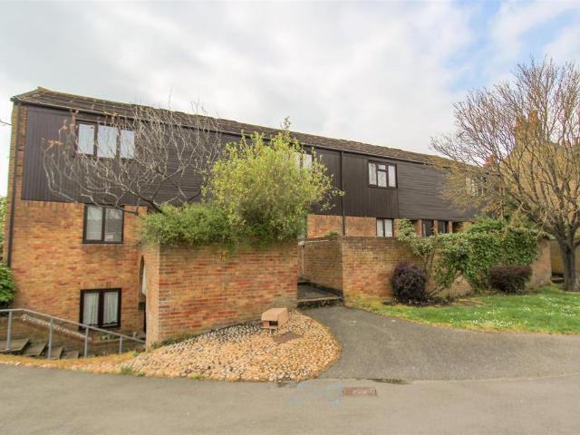 Whitehall Road, Uxbridge, UB8 1 bed maisonette to rent £1,300 pcm £300 pw