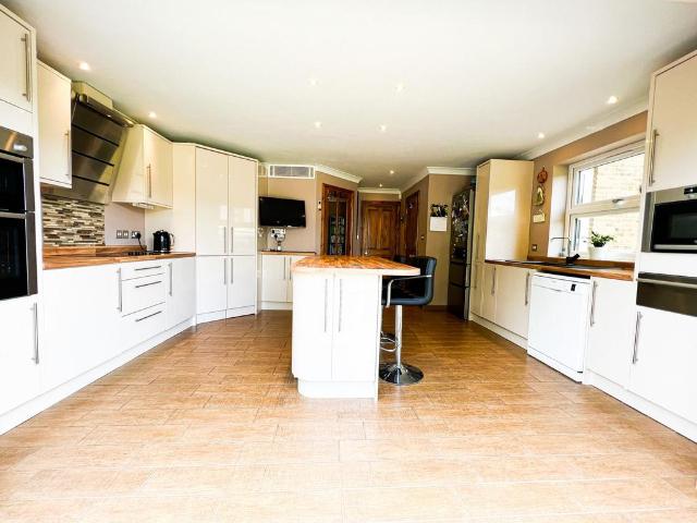 Whitehall Road, London, E4 6DP, United Kingdom | 5 bed house for rent #138512861 | Rentberry