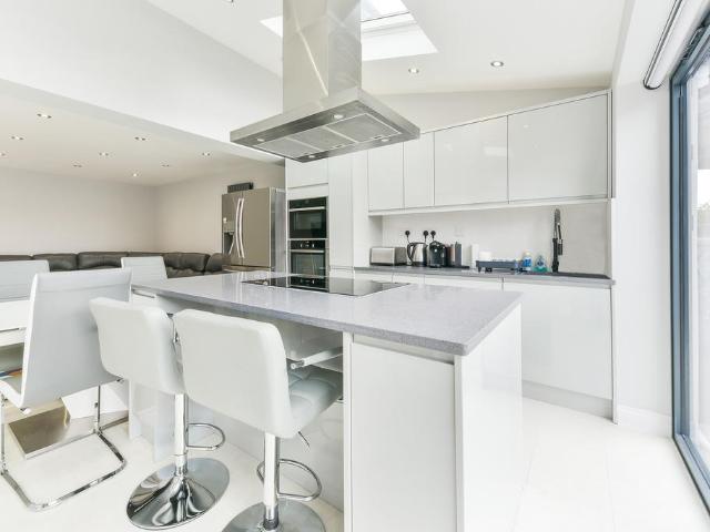 Whitehead Close, SW18 4 bed house to rent £3,000 pcm £692 pw
