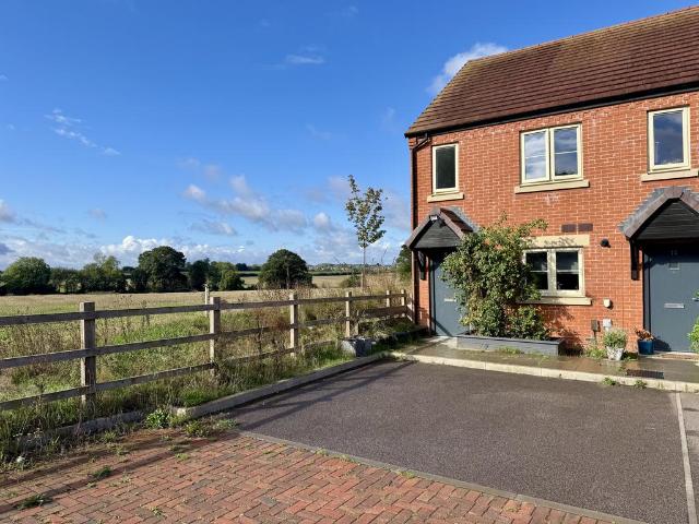 Whitehead Close, Radford Semele CV31 2 bed semi detached house to rent £1,350 pcm £312 pw
