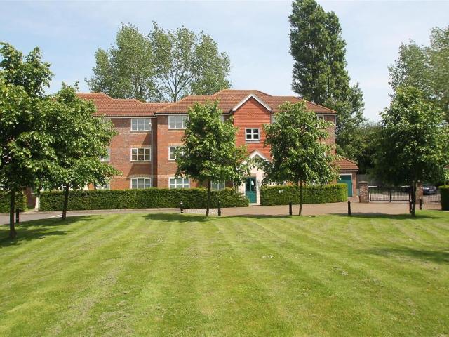 Whitehead Way, Aylesbury HP21, 2 bed flat to rent, £1,300 pcm | PrimeLocation