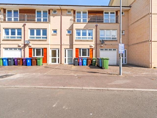 Whitehill Court, Glasgow, Glasgow. 4 bed townhouse to rent £2,795 pcm £645 pw