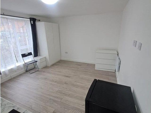 Whitehills Road, Loughton IG10, Studio to rent, £1,050 pcm | PrimeLocation