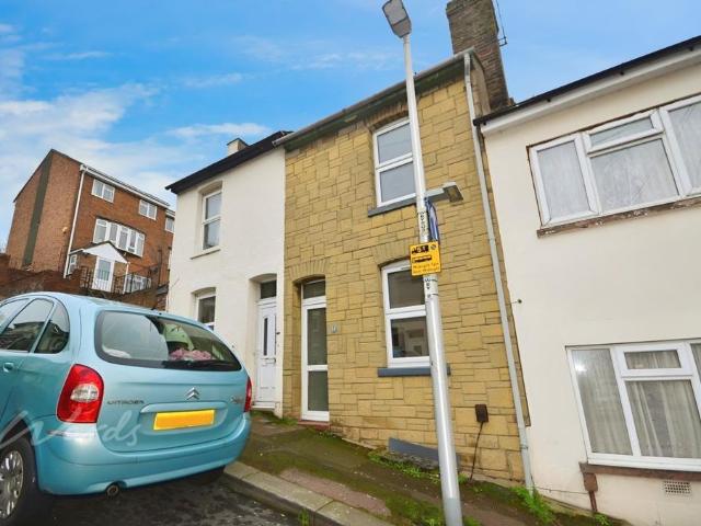 Whitehorse Hill Chatham ME5 3 bed terraced house to rent £1,350 pcm £312 pw