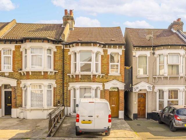 Whitehorse Lane, London 2 bed maisonette to rent £1,600 pcm £369 pw