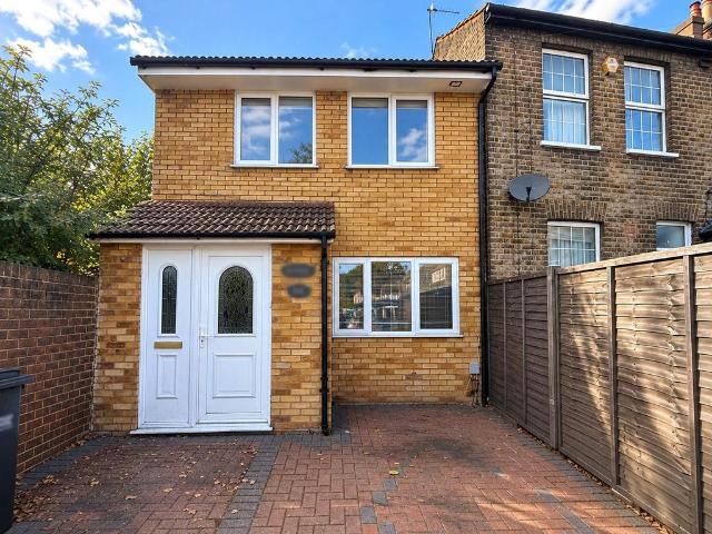 Whitehorse Road, Croydon CR0 3 bed semi detached house to rent £1,750 pcm £404 pw