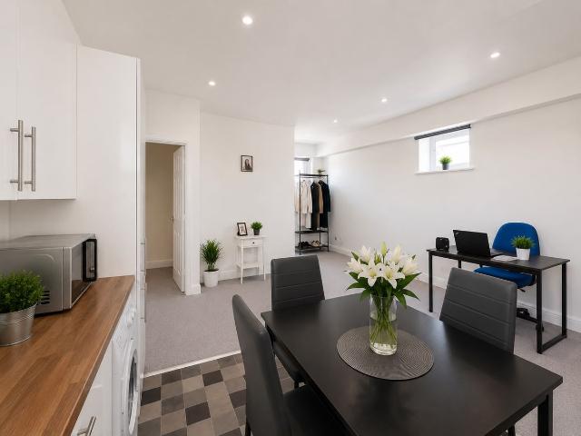 Whitehorse Road, Croydon CR0, 2 bed flat to rent, £1,600 pcm | PrimeLocation