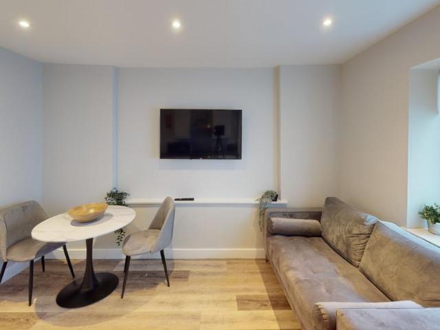Whiteladies Road, Bristol BS8 2 bed flat to rent £2,513 pcm £580 pw