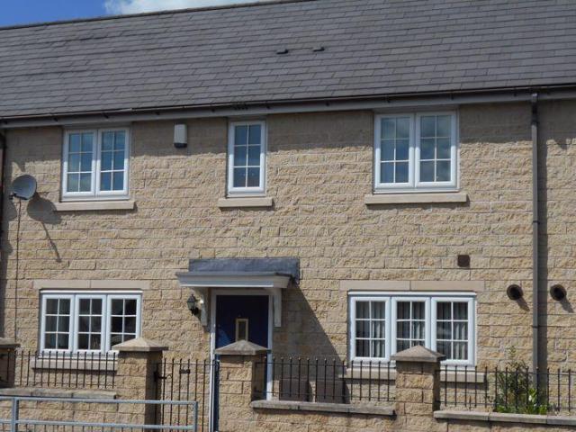 Whitelees Road Littleborough. 3 bed townhouse to rent £1,095 pcm £253 pw