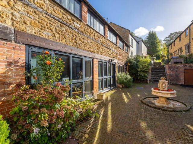 Whites Yard, Fore Street, Castle Cary 1 bed mews to rent £850 pcm £196 pw