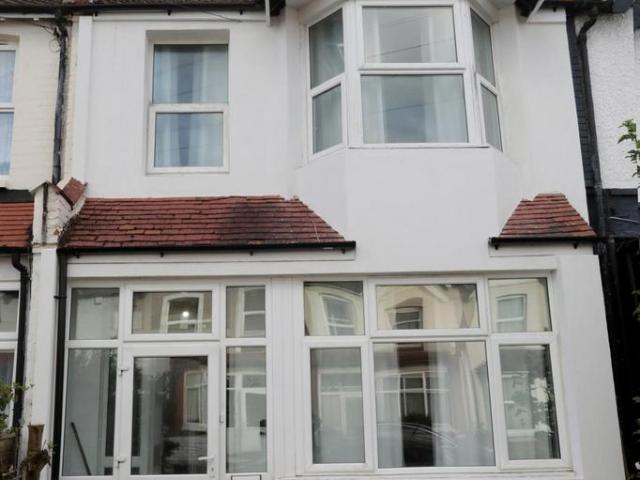 Whitford Gardens, CR4 4 bed terraced house to rent £2,600 pcm £600 pw