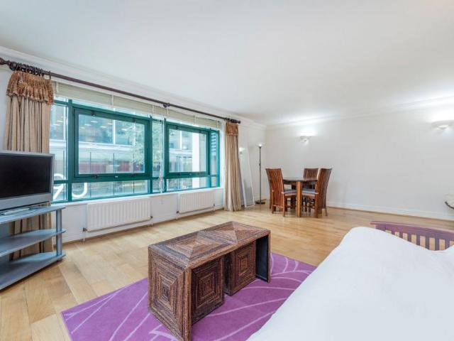 Whitfield Street, London W1T 2 bed apartment to rent £4,000 pcm £923 pw