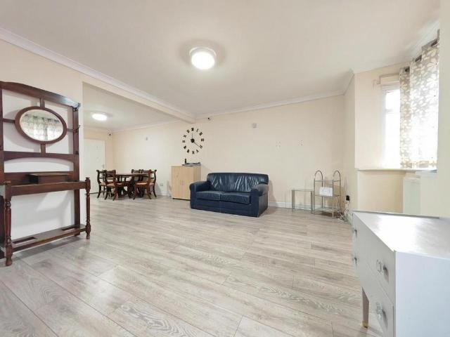 Whitley Wood Lane, Reading 6 bed detached house to rent £2,900 pcm £669 pw
