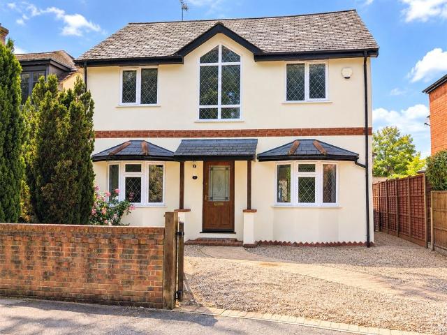 Whitmore Lane, Sunningdale. 4 bed detached house to rent £3,195 pcm £737 pw