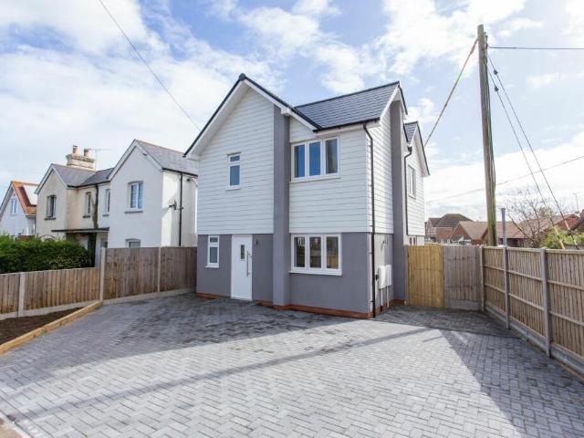 Whitstable, Kent, CT5 3 bed detached house to rent £1,850 pcm £427 pw