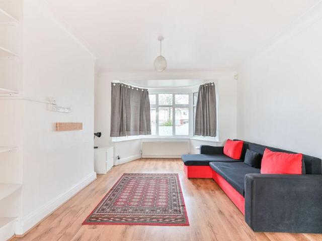 Whitton Avenue East, Perivale. 4 bed terraced house to rent £2,850 pcm £658 pw