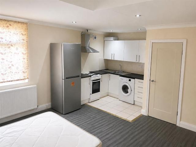 Whitton Road, Hounslow TW3, Studio to rent, £950 pcm | PrimeLocation