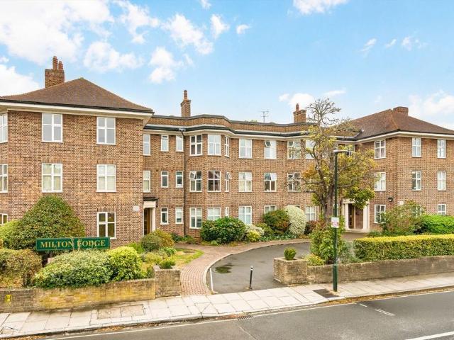 Whitton Road, Twickenham TW1 2 bed flat to rent £1,875 pcm £433 pw