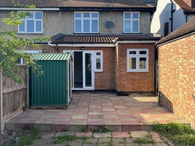 Whitton Road, Twickenham TW2, 3 bed flat to rent, £2,100 pcm | PrimeLocation