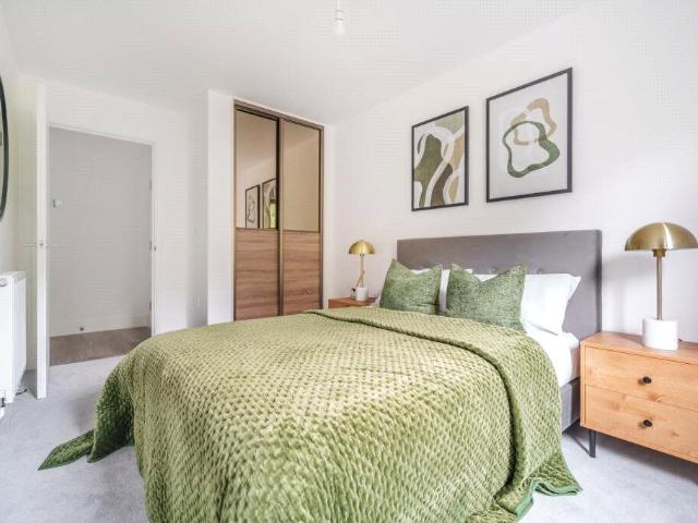 Whiffens Avenue, Chatham, Kent ME4, 2 bed flat to rent, £1,525 pcm | PrimeLocation