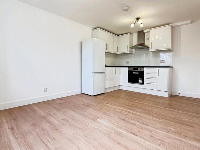 Whinchat Road, London SE28 2 bed flat to rent £1,600 pcm £369 pw