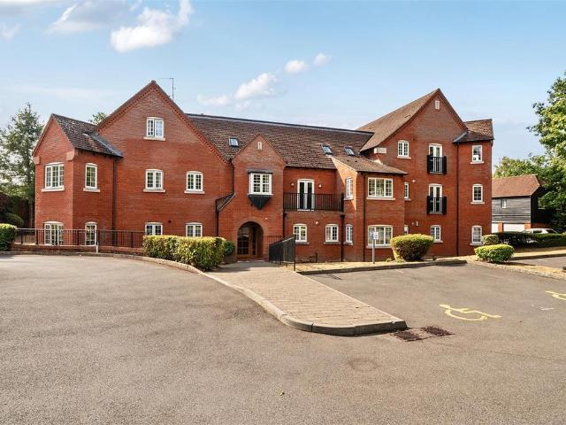 Whincroft Close, Ferndown BH22 2 bed flat to rent £1,300 pcm £300 pw