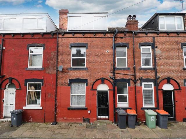 Whingate Avenue, Armley, Leeds, LS12 2 bed terraced house to rent £875 pcm £202 pw