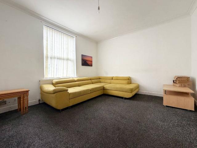 Whingate Grove LS12, 2 bed flat to rent, £800 pcm | PrimeLocation