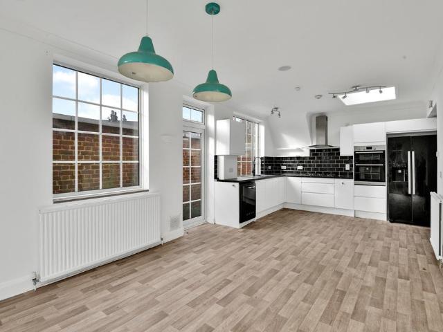 Whinfell Close, London, SW16 1QH, United Kingdom | 4 bed townhouse for rent #138472267 | Rentberry