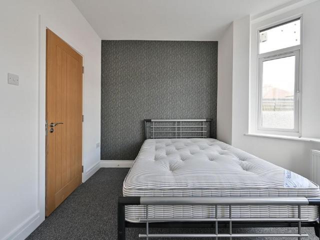 Whippendell Road, WD18, Watford, WD18 Studio to rent £950 pcm £219 pw