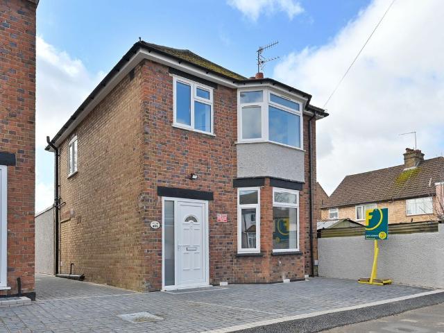 Whippendell Road WD18, Watford, Studio to rent, £1,000 pcm | PrimeLocation