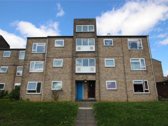 Whipperley Ring, Luton LU1 2 bed flat to rent £1,000 pcm £231 pw