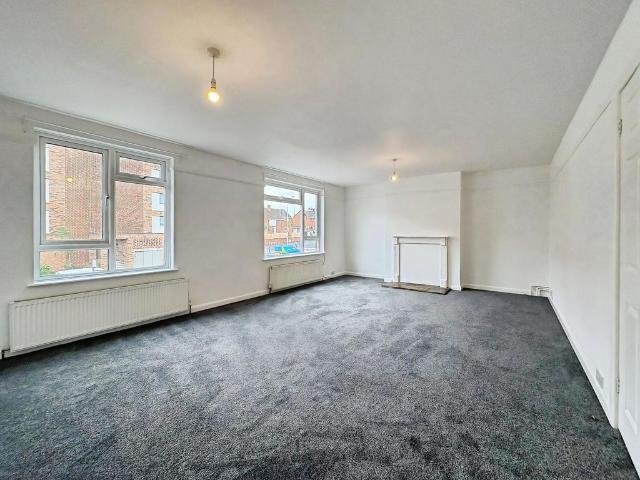 Whipton Village Road, Whipton. 3 bed flat to rent £1,225 pcm £283 pw