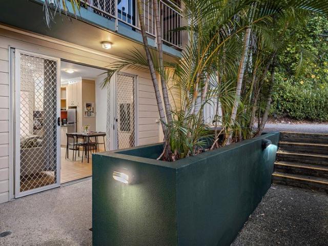 Whisper Quiet Location With Wonderful Leafy Courtyard