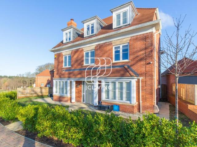 Whistler Drive Barnet EN4 5 bed detached house to rent £5,500 pcm £1,269 pw