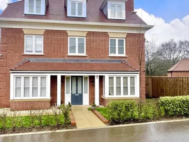 Whistler Drive, London, EN4 0BW, United Kingdom | 5 bed house for rent #127743888 | Rentberry