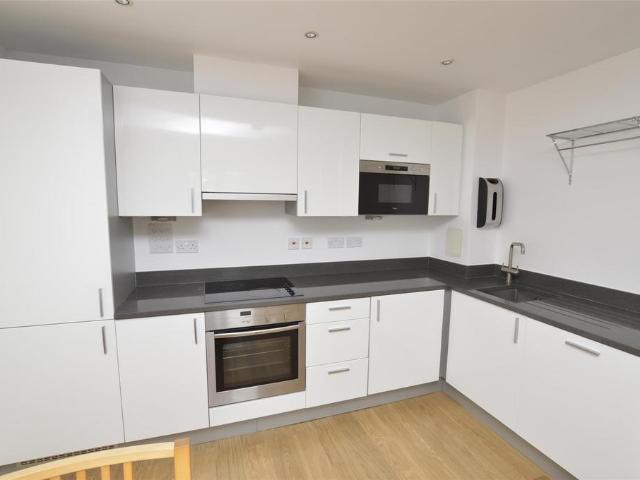 Whytecliffe Road South, Purley CR8 2 bed apartment to rent £1,550 pcm £358 pw