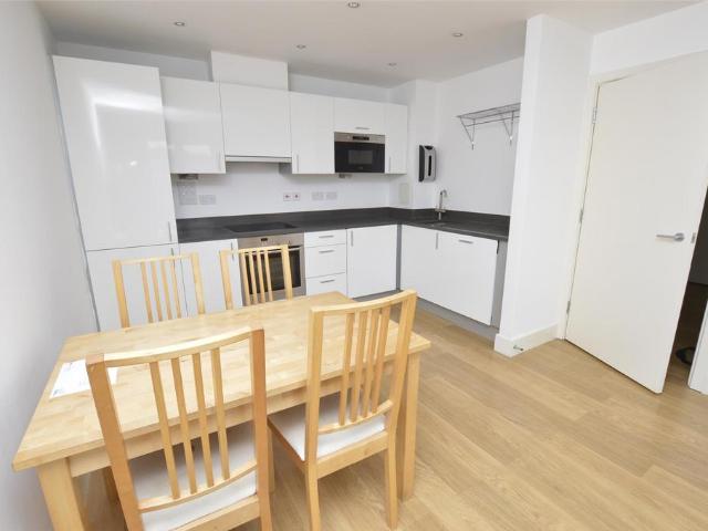 Whytecliffe Road South, Purley CR8 2 bed apartment to rent £1,550 pcm £358 pw