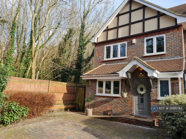 Whyteleafe Hill, Whyteleafe, CR3 4 bed semi detached house to rent £3,000 pcm £692 pw