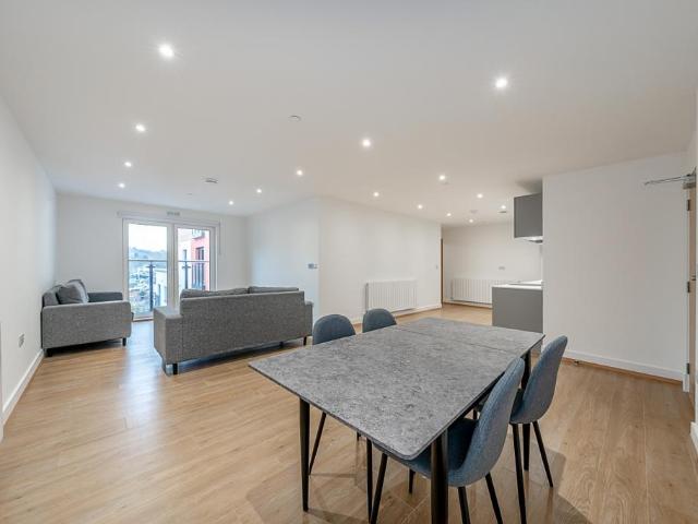 Whyteleafe House, Well Farm Road. 3 bed apartment to rent £2,300 pcm £531 pw