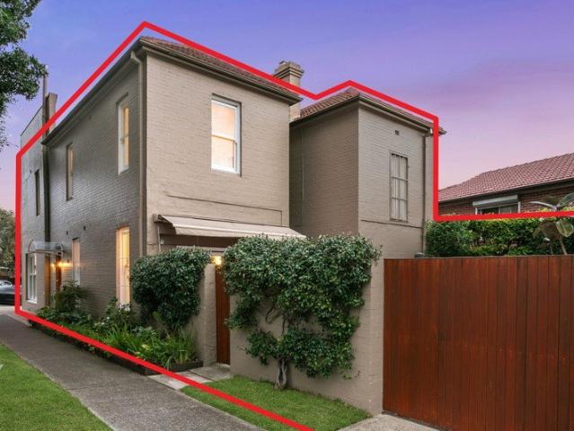 Why buy a semi when you can buy a freestanding home for the same price?! Huge internal area approx 270 sqm!