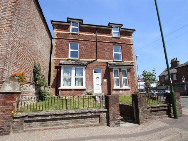 Whyke Road, Chichester 2 bed apartment to rent £1,200 pcm £277 pw