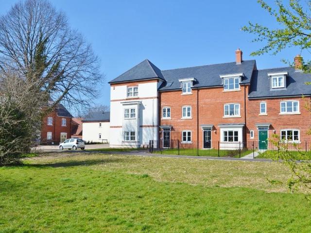 Wimborne 2 bed flat to rent £1,250 pcm £288 pw