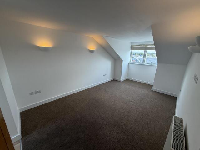 Wimborne Road, Bournemouth BH10 2 bed flat to rent £850 pcm £196 pw