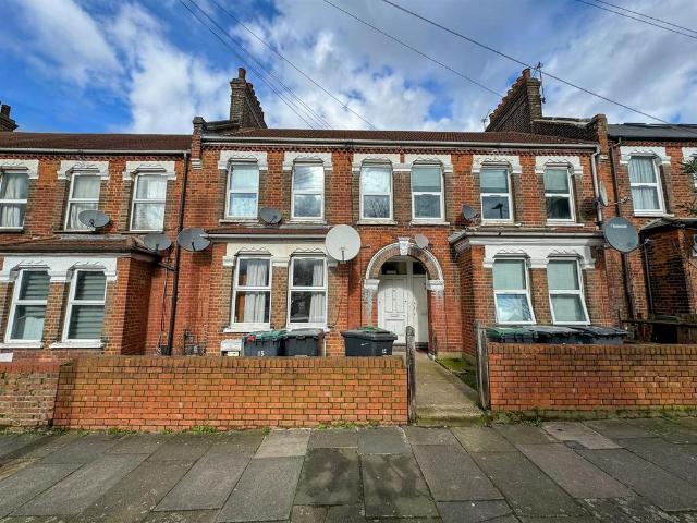 Wimborne Road, London 3 bed flat to rent £2,100 pcm £485 pw