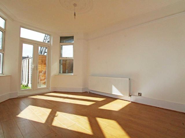Wimborne Road, Southend On Sea SS2, 2 bed flat to rent, £1,200 pcm | PrimeLocation