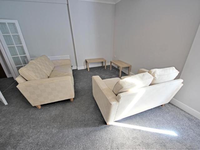Wimborne Road, Winton Banks, Bournemouth 4 bed flat to rent £1,900 pcm £438 pw